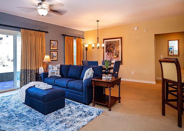 1BR pool front w/ patio- hot tub- sleeper sofa- near historic district