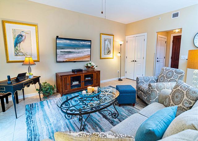 1-BR luxury condo- private courtyard-BBQ- pool & hot tub- near beaches