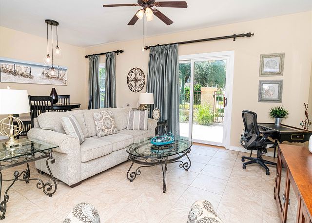 1-BR luxury condo- private courtyard-BBQ- pool & hot tub- near beaches