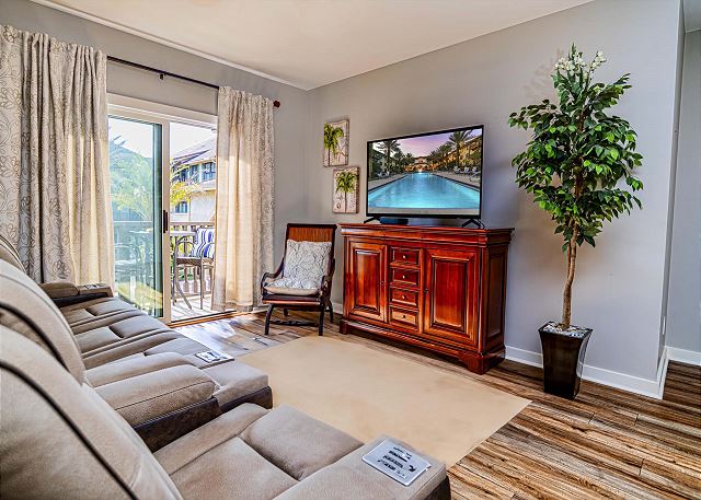 1BR Pool front view- no carpet- balcony over pool courtyard w/ hot tub