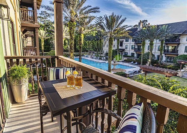 2BR Pool front view- no carpet- balcony- near historic district & beaches