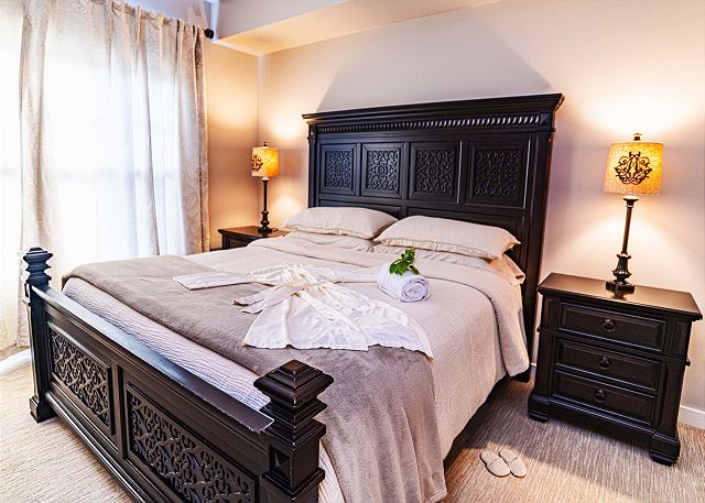 King Suite-kitchenette w/full size fridge-pool courtyard views-hot tub