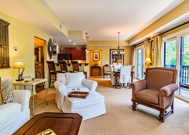 3-BR Top floor - lagoon views - wide private balcony - comm pool & hot tub