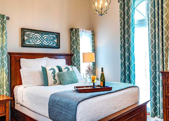 Luxury Studio w/ no carpet-balcony-full kitchen-community pool & hot tub!