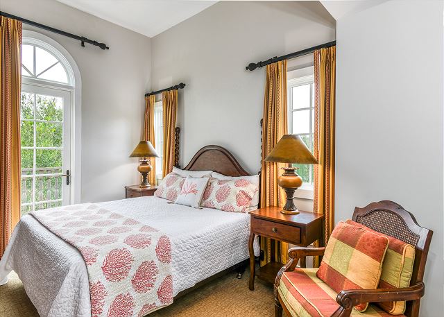 Studio w/ balcony -full kitchen -top floor -pool & hot tub