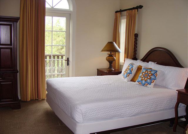 Studio w/ balcony -full kitchen -top floor -pool & hot tub