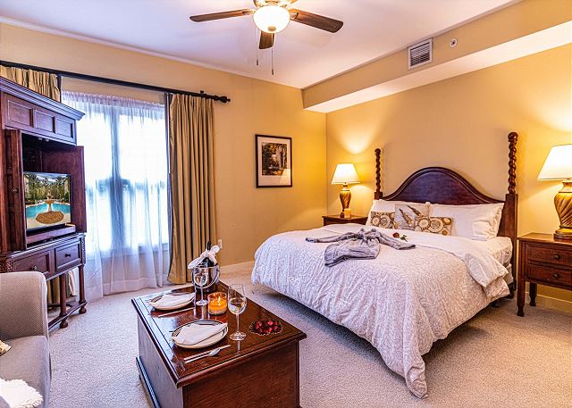 King Suite-1st floor-close to entrance-preserve view-comm pool-hot tub