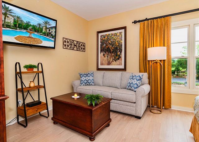 King Suite w/ kitchenette & full size fridge -55 in TV cable -pool & hot tub!