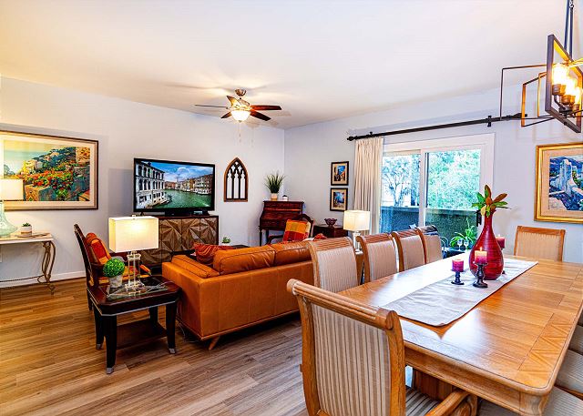 1BR w/ fountain view-balcony-65 in TV-wood floors-community pool-hot tub!