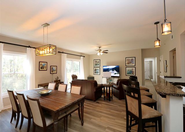 3BR w/ Spa showers-all King beds-private balcony-comm pool and hot tub