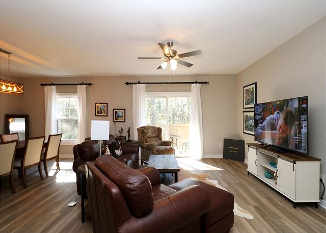 2BR w/ Spa showers-King beds-balcony-wood plank floors-pool & hot tub!