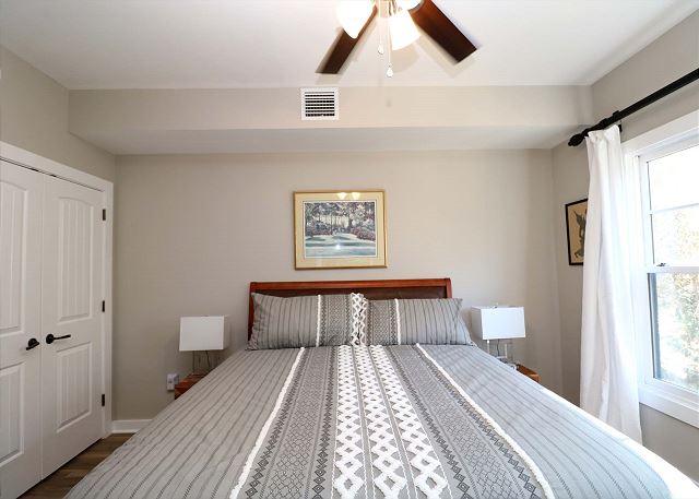 King Suite-cable-full refrigerator-no carpet-community pool & hot tub!