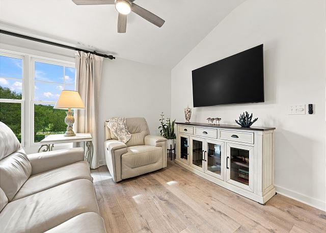 Private balcony-King bed-full kitchen-W/D-community pool & hot tub