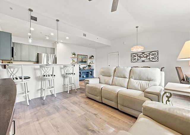 King beds -2 balconies-sleeper sofa-W/D-community pool & hot tub!