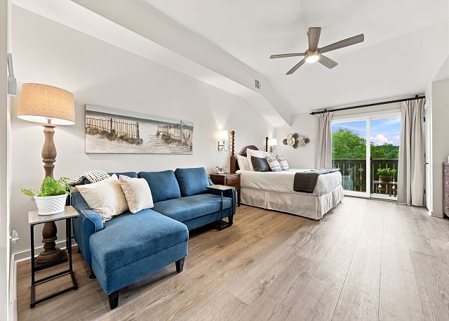 King Suite w/ private balcony - cooking- washer/driver- golf-pool - hot tub