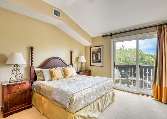 King Suite w/ private balcony - kitchenette - community pool & hot tub