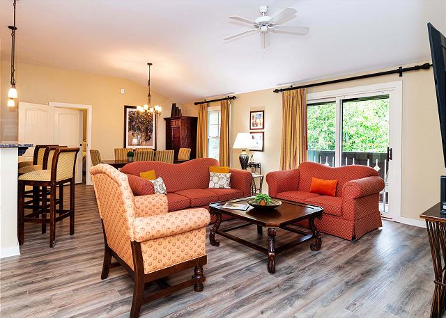 2-BR King beds-private balcony-large kitchen-community pool & hot tub!
