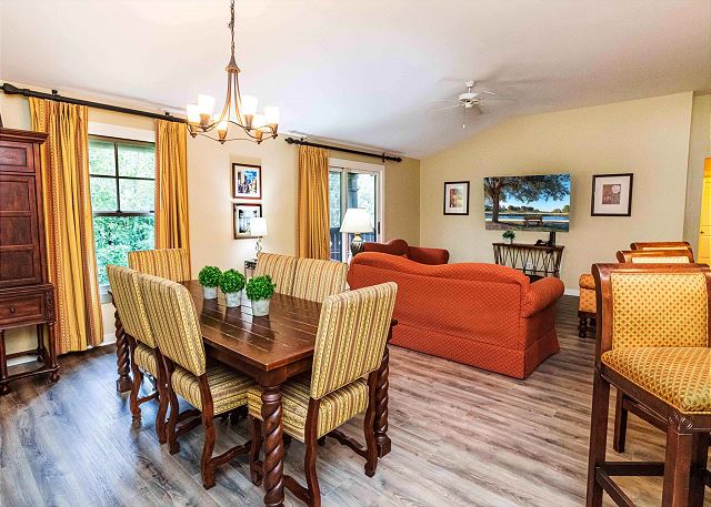 3BR Large kitchen-in-law suite-balcony w/ preserve view-pool & hot tub