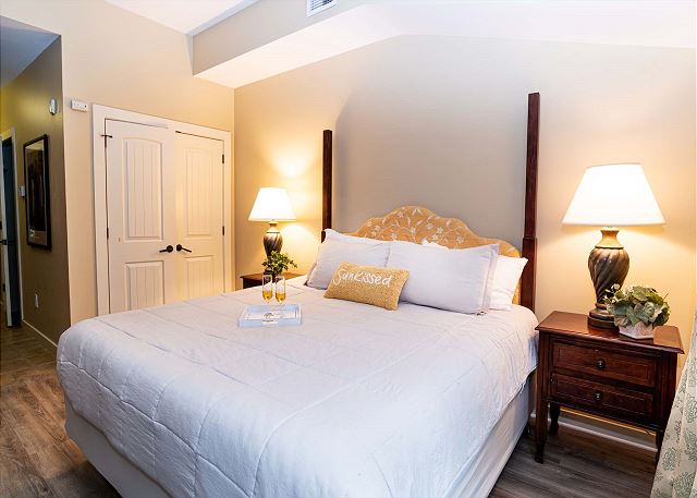 King Suite w/ full size refrigerator -community pool & hot tub -near beaches