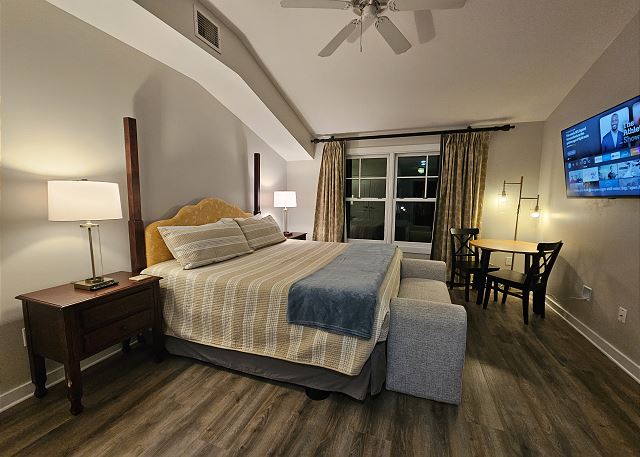 King Suite w/ full size refrigerator -community pool & hot tub -near beaches