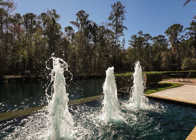 1st floor King Suite w/kitchenette-Pool-Hot tub-near historic district
