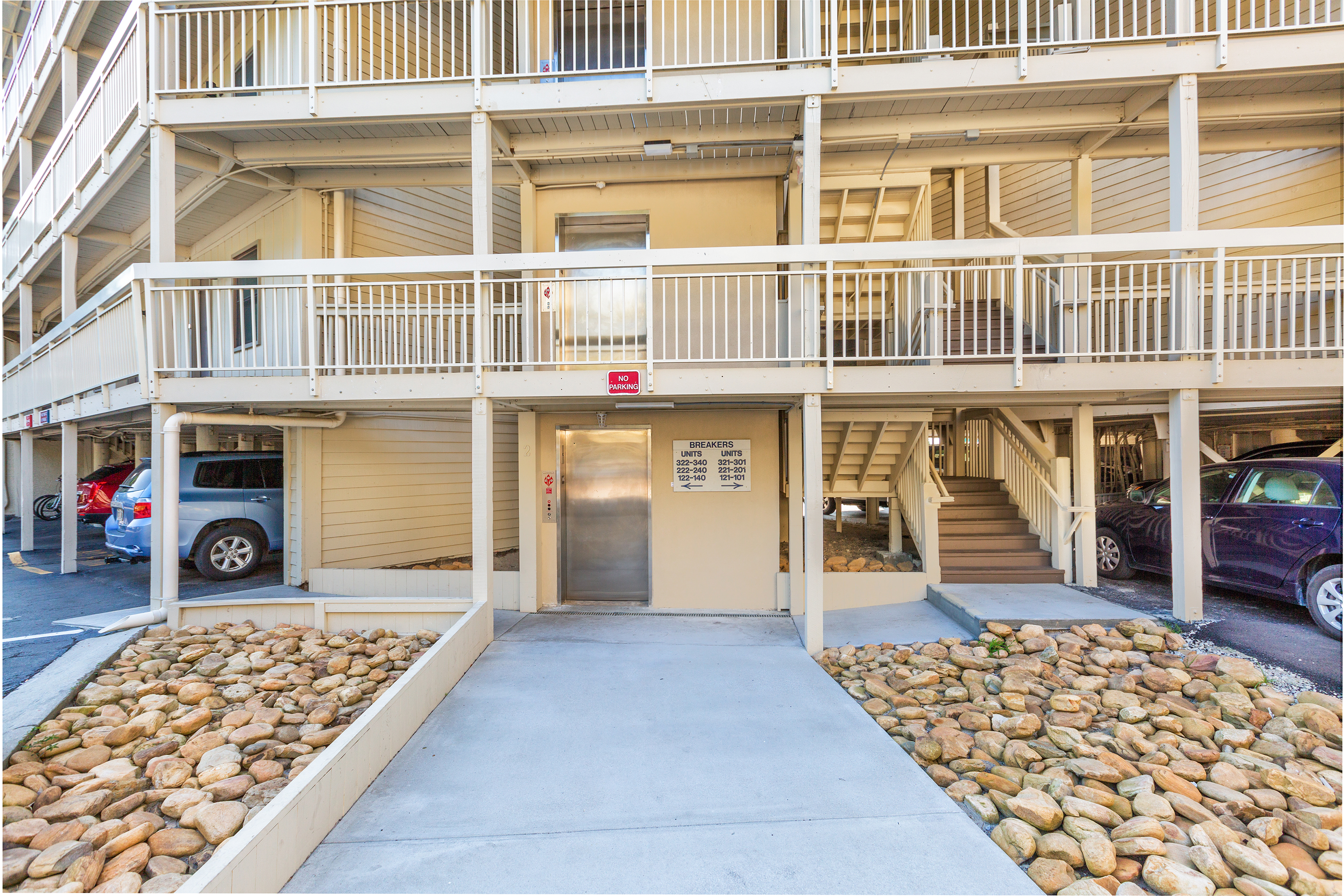 309 Breakers | Photo 19