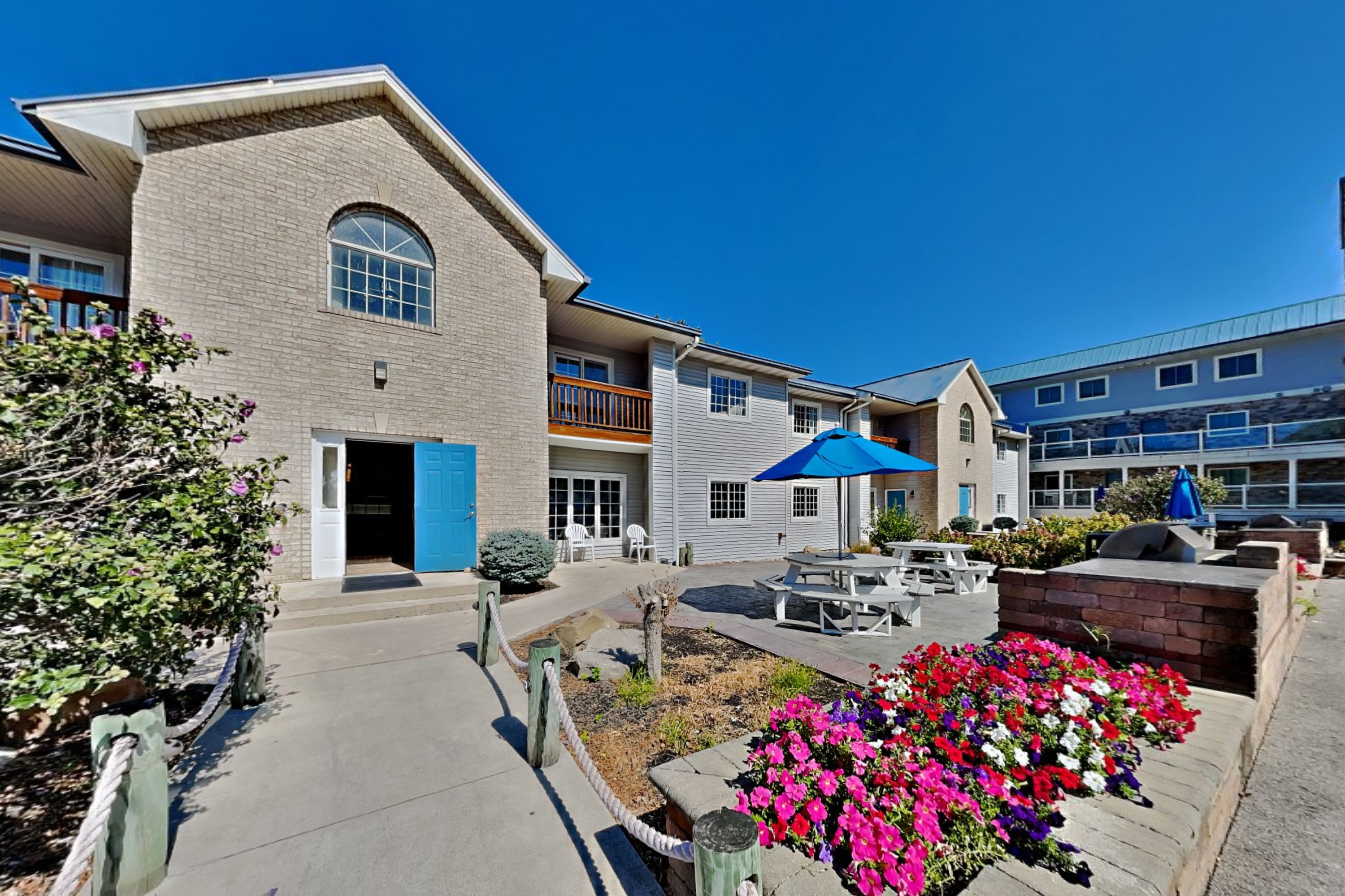 Put-in-Bay Poolview Condo #8