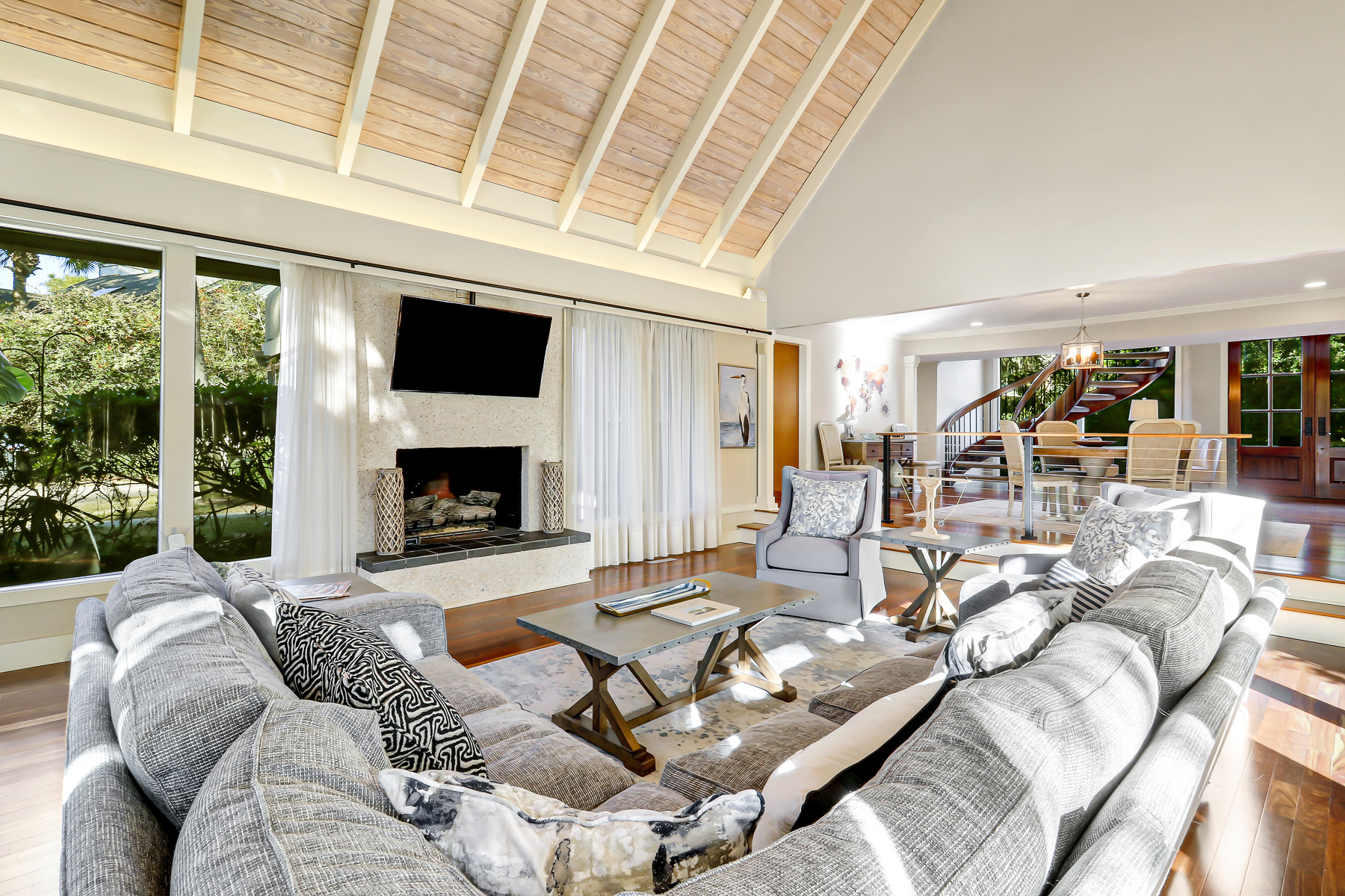 51 Haul Away | Main Living Room w/ vaulted ceilings