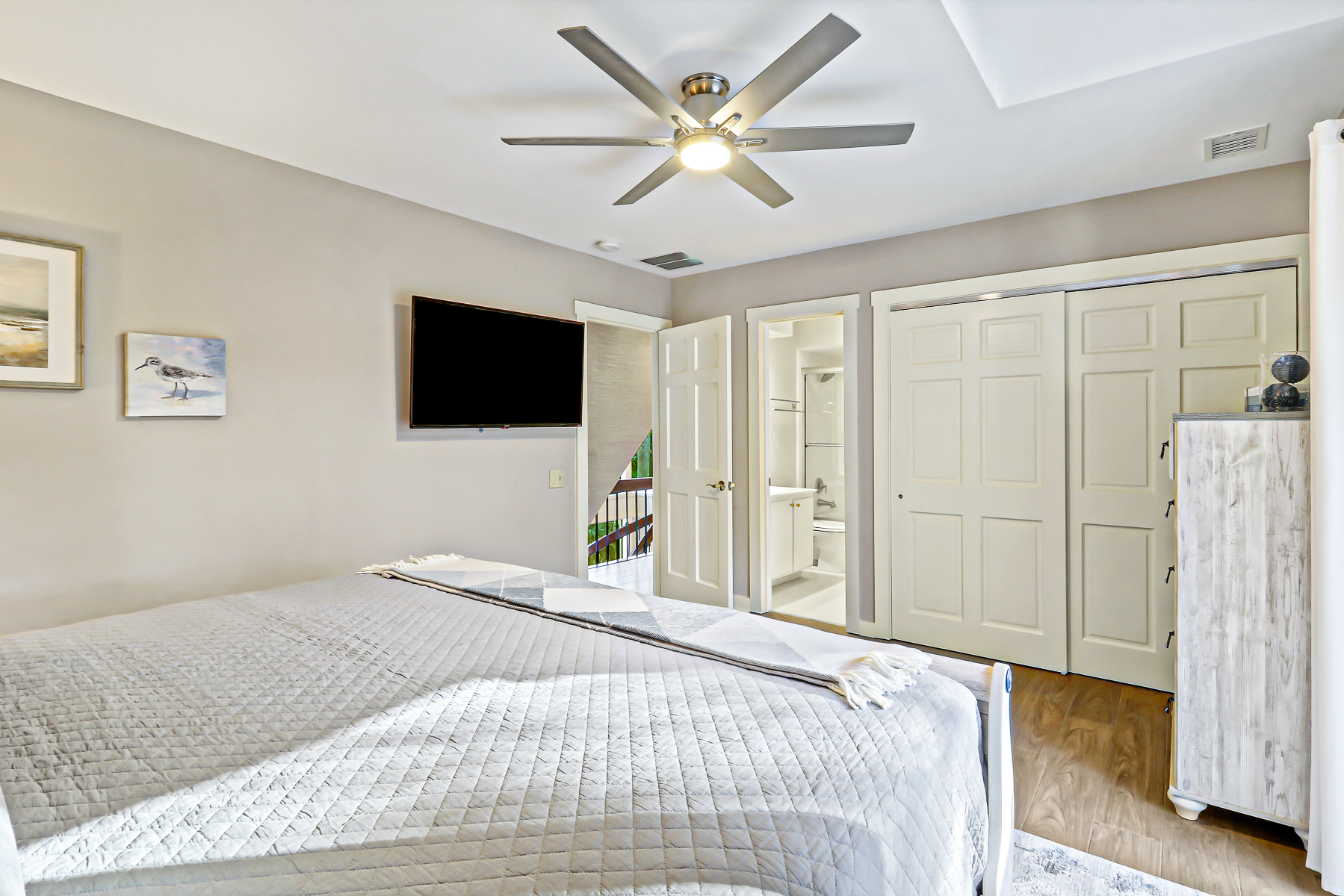 51 Haul Away | Bedroom 3 King Bed w/ Jack & Jill Bath