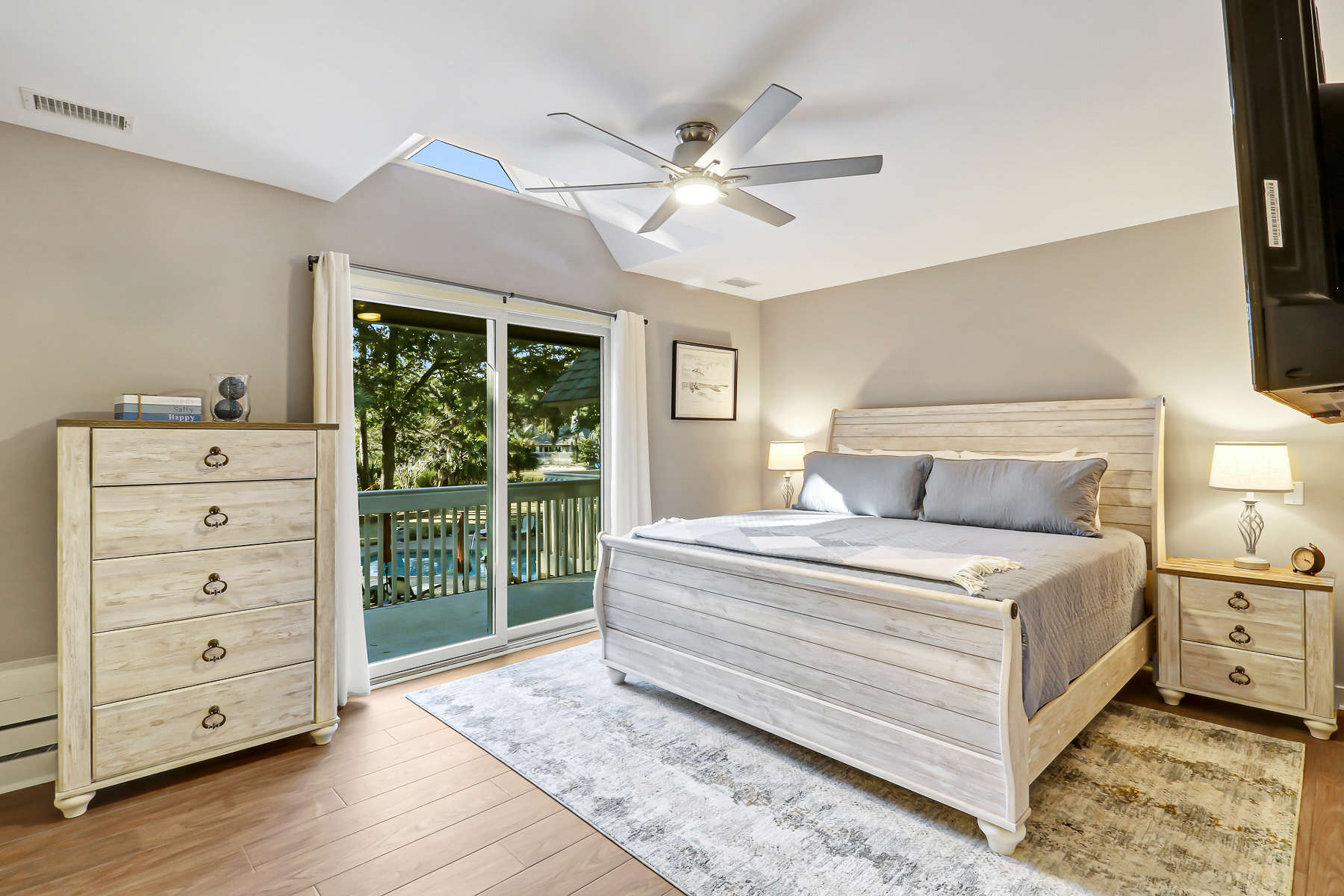 51 Haul Away | Bedroom 3 King Bed w/ Jack & Jill Bath