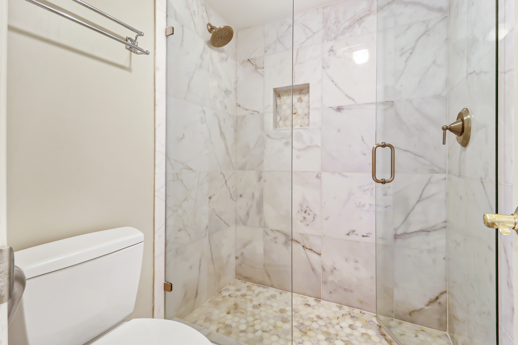 51 Haul Away | Bedroom 1 Full Bathroom