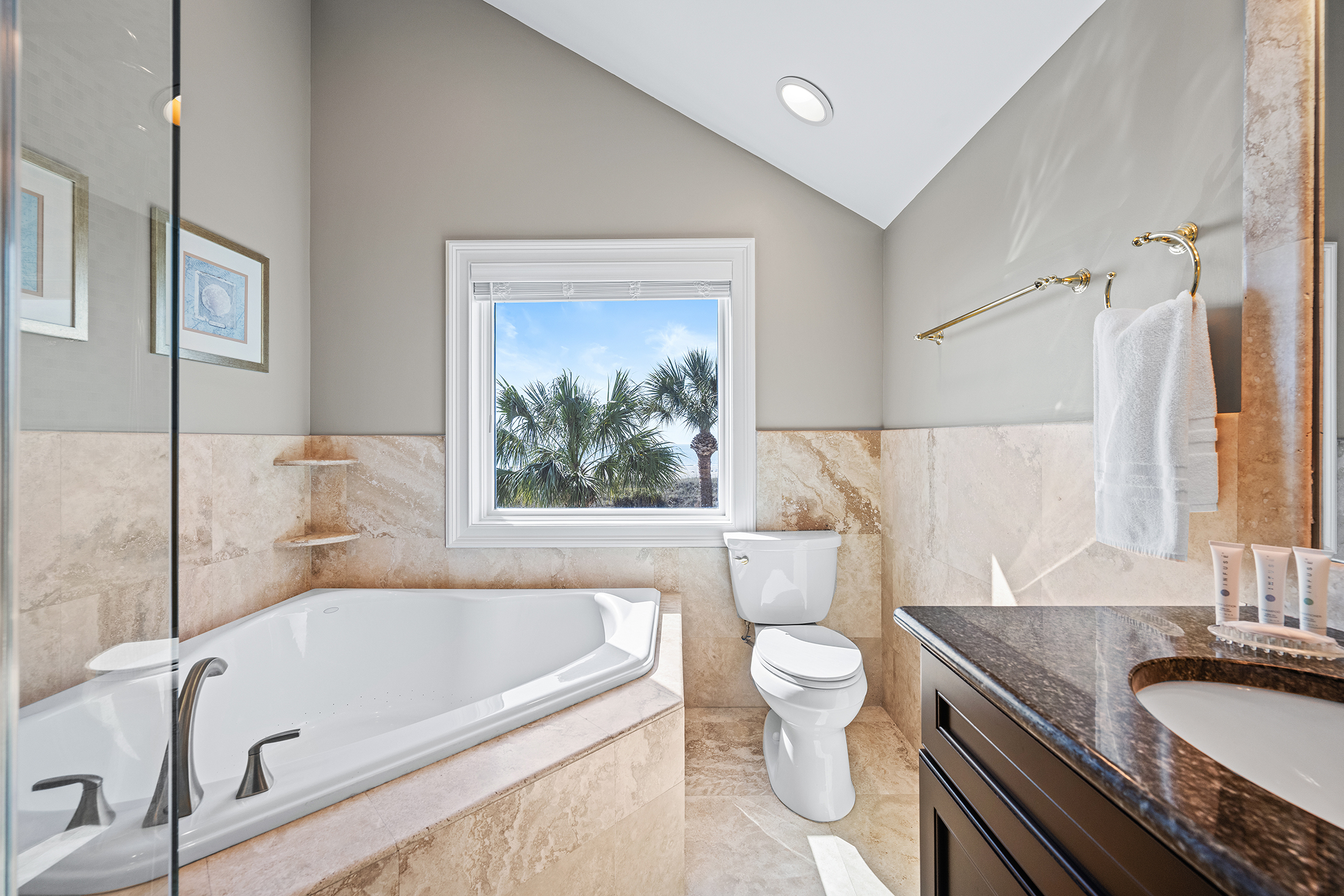 3 Dune Lane | Primary Bathroom w/ shower & jetted tub