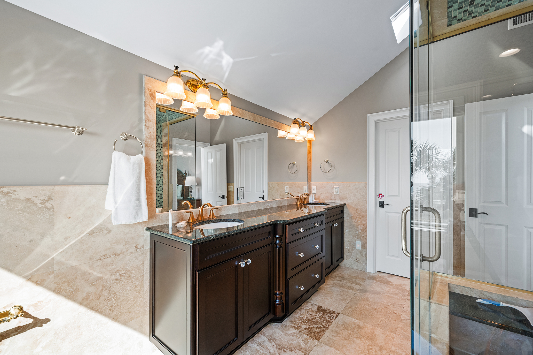 3 Dune Lane | Primary Bathroom w/ shower & jetted tub