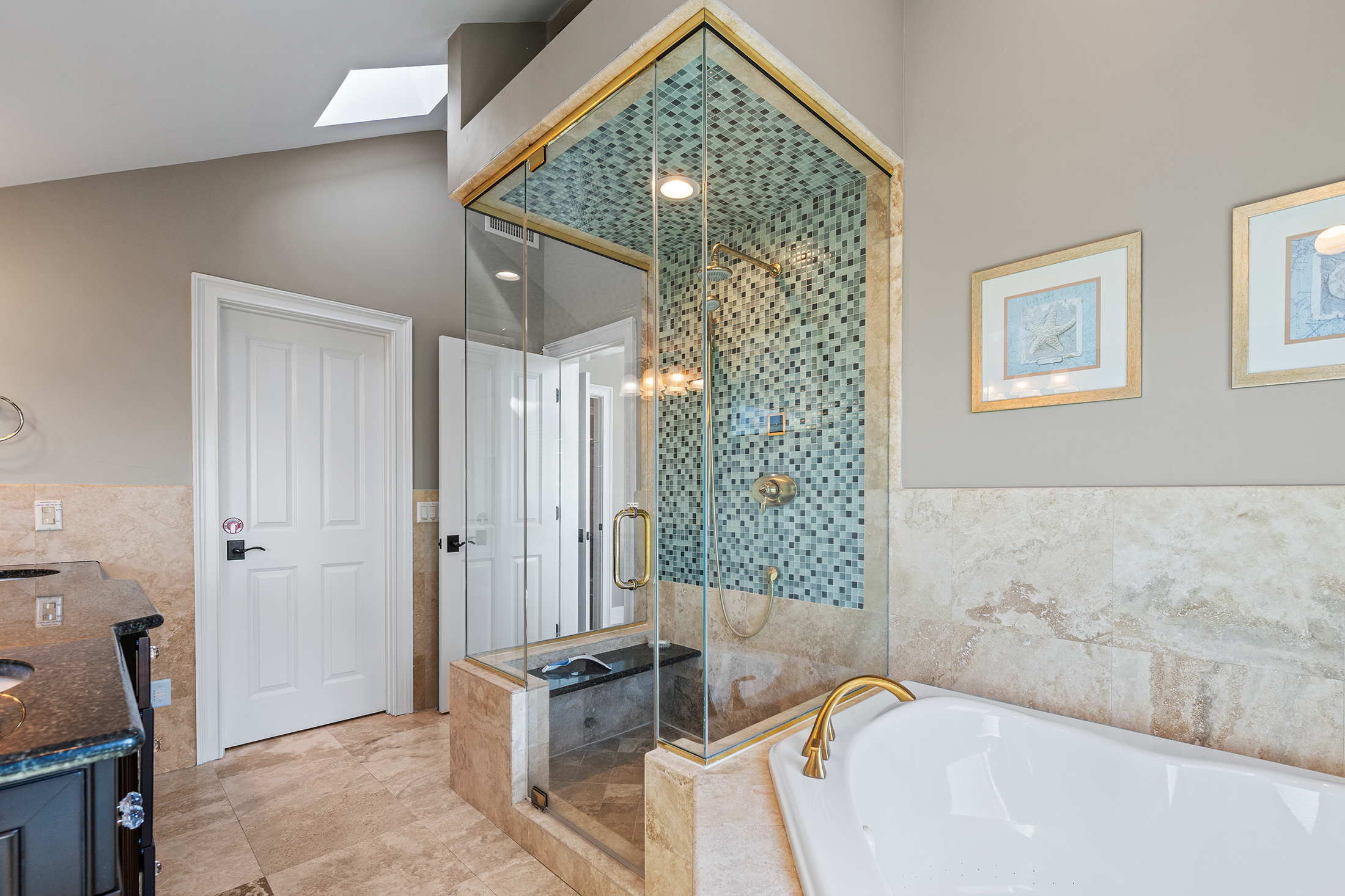 3 Dune Lane | Primary Bathroom w/ shower & jetted tub