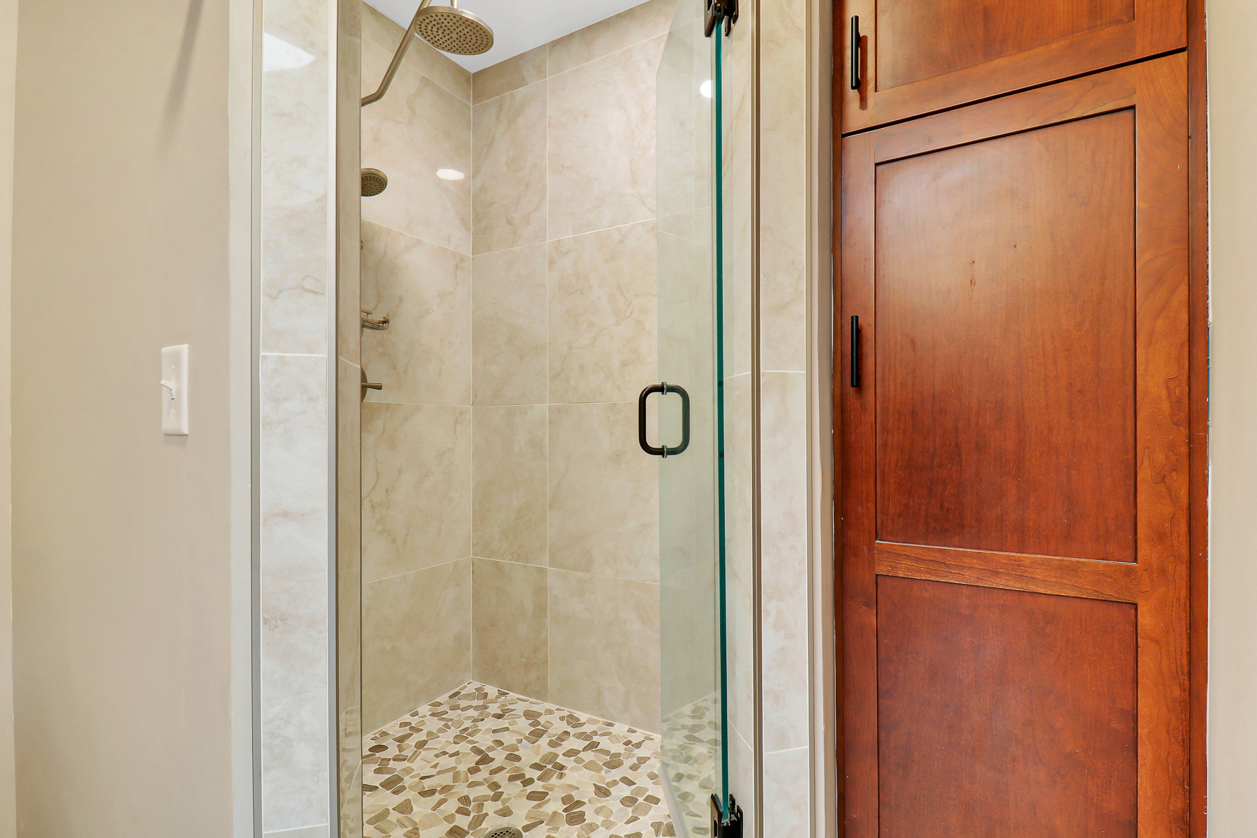 7 Ginger Beer | Bedroom 1 Bathroom