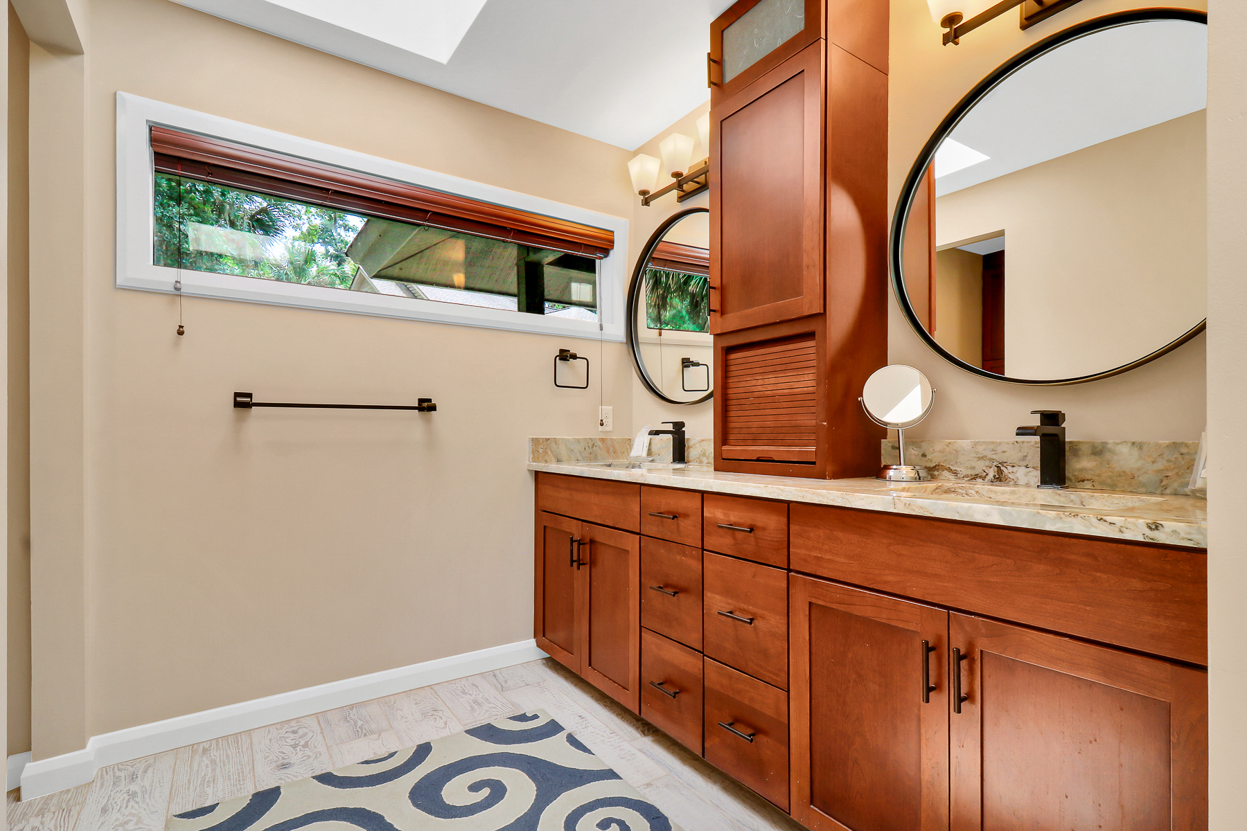 7 Ginger Beer | Bedroom 1 Bathroom