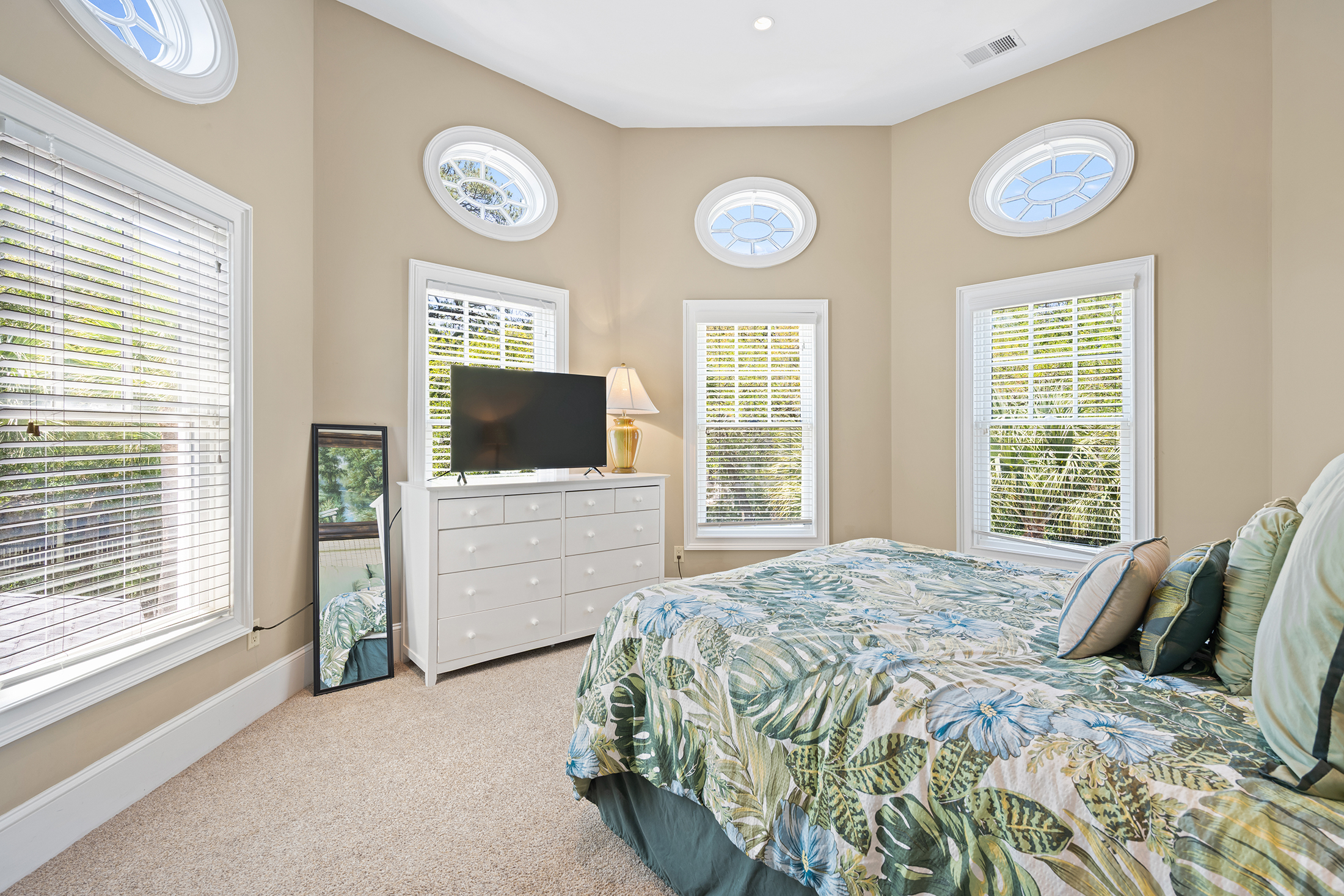 3 Iron Clad | Bedroom 6 Queen bed w/ ensuite bathroom