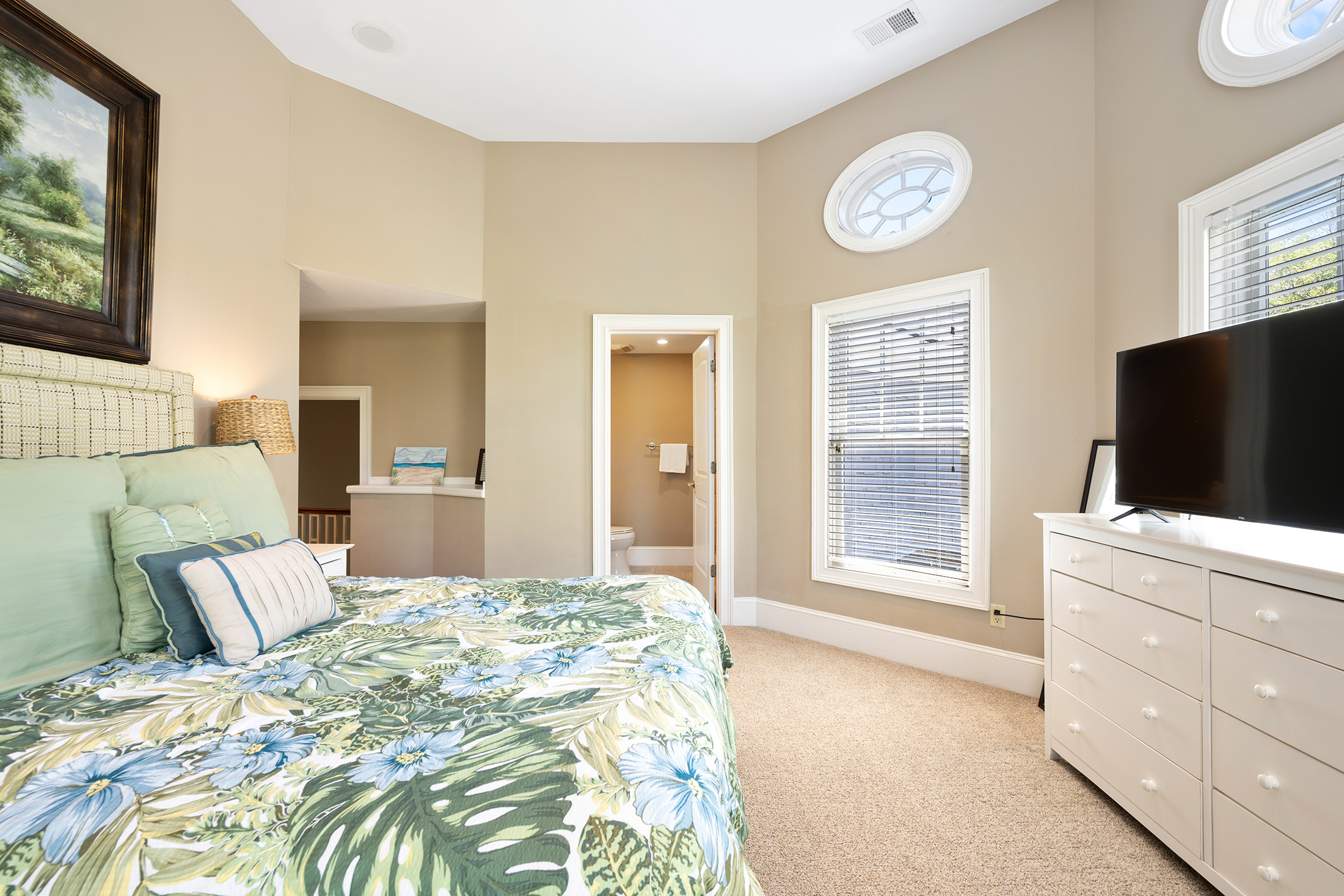 3 Iron Clad | Bedroom 6 Queen bed w/ ensuite bathroom