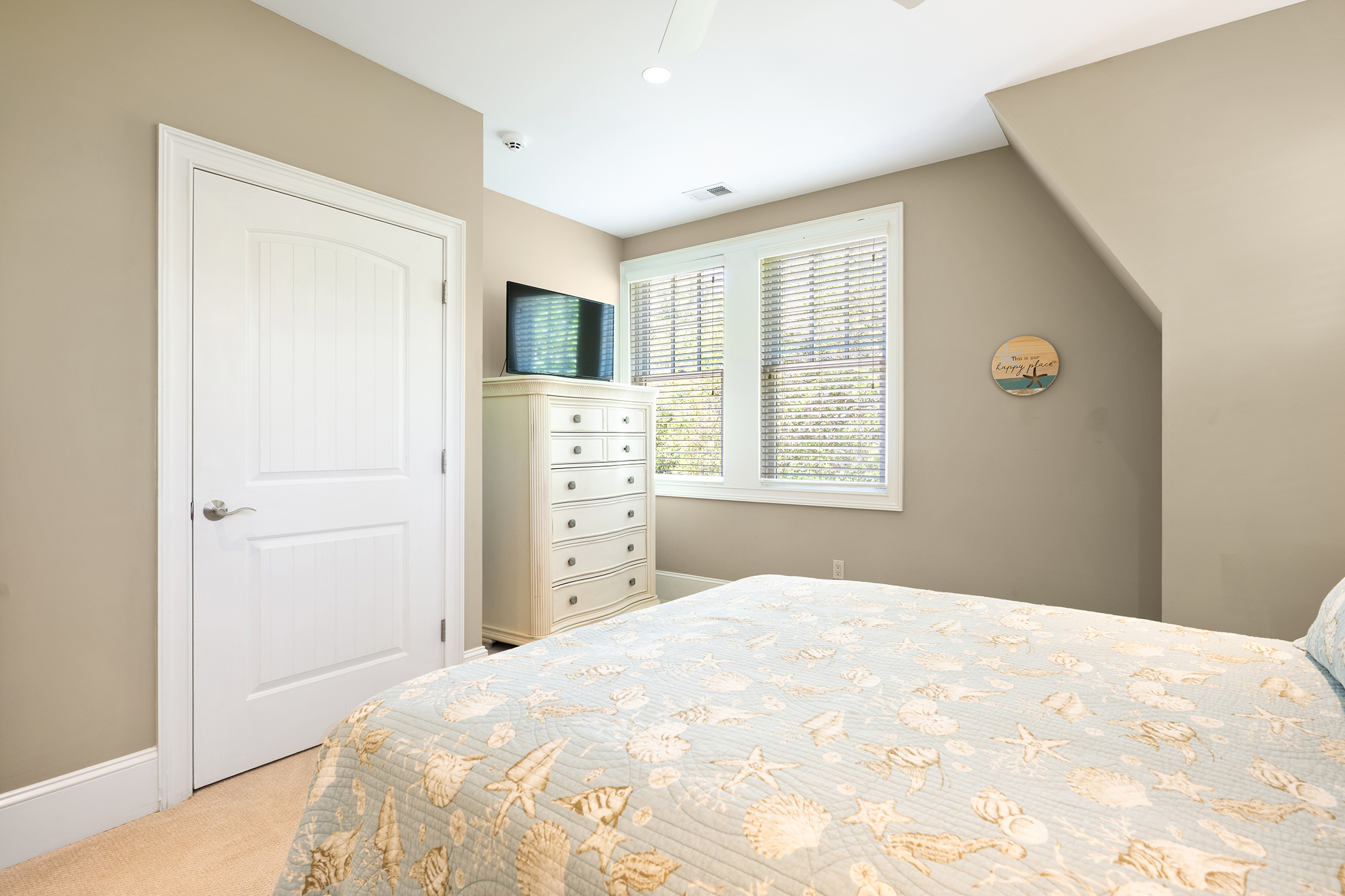 3 Iron Clad | Bedroom 4 Queen bed w/ ensuite bathroom