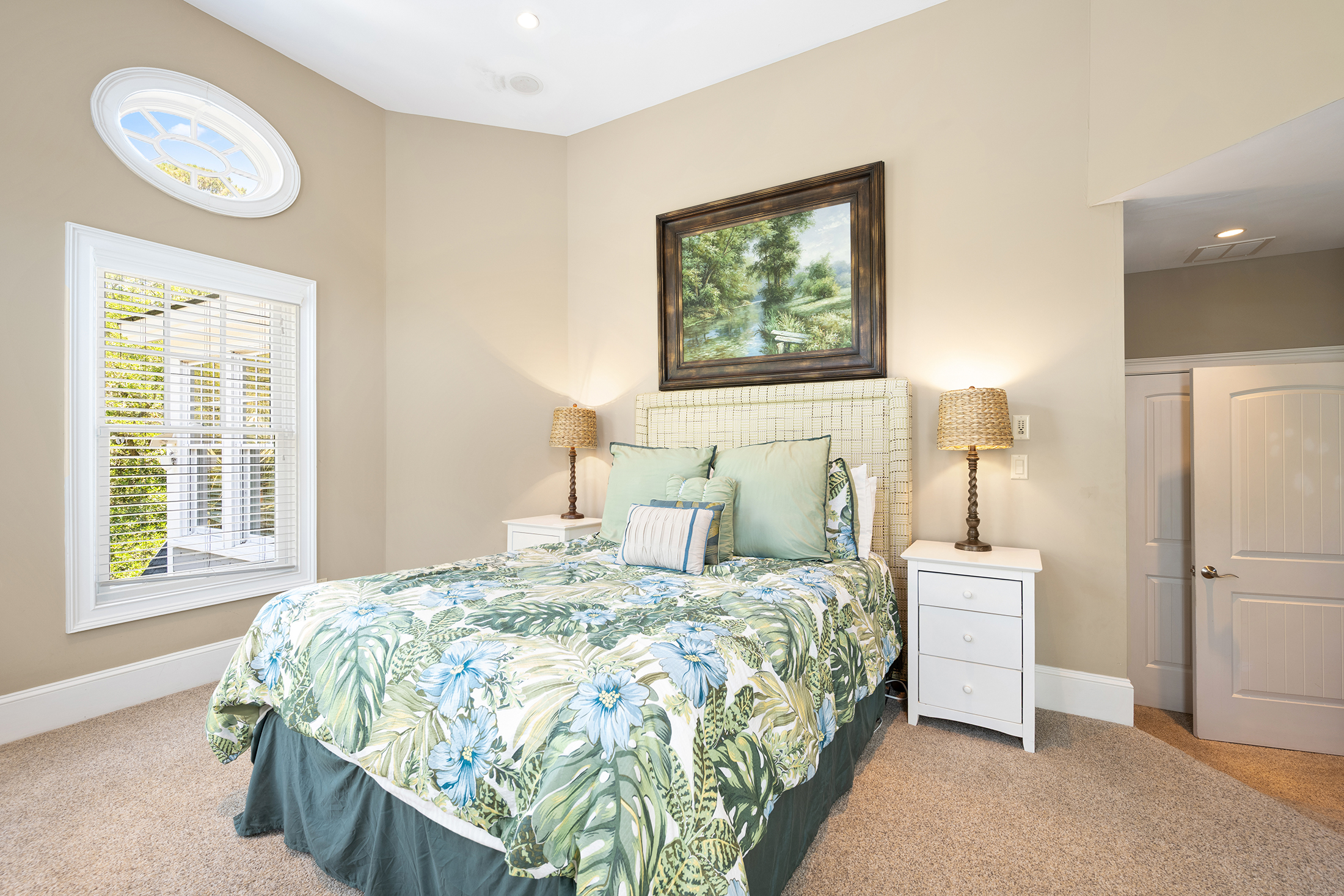 3 Iron Clad | Bedroom 6 Queen bed w/ ensuite bathroom