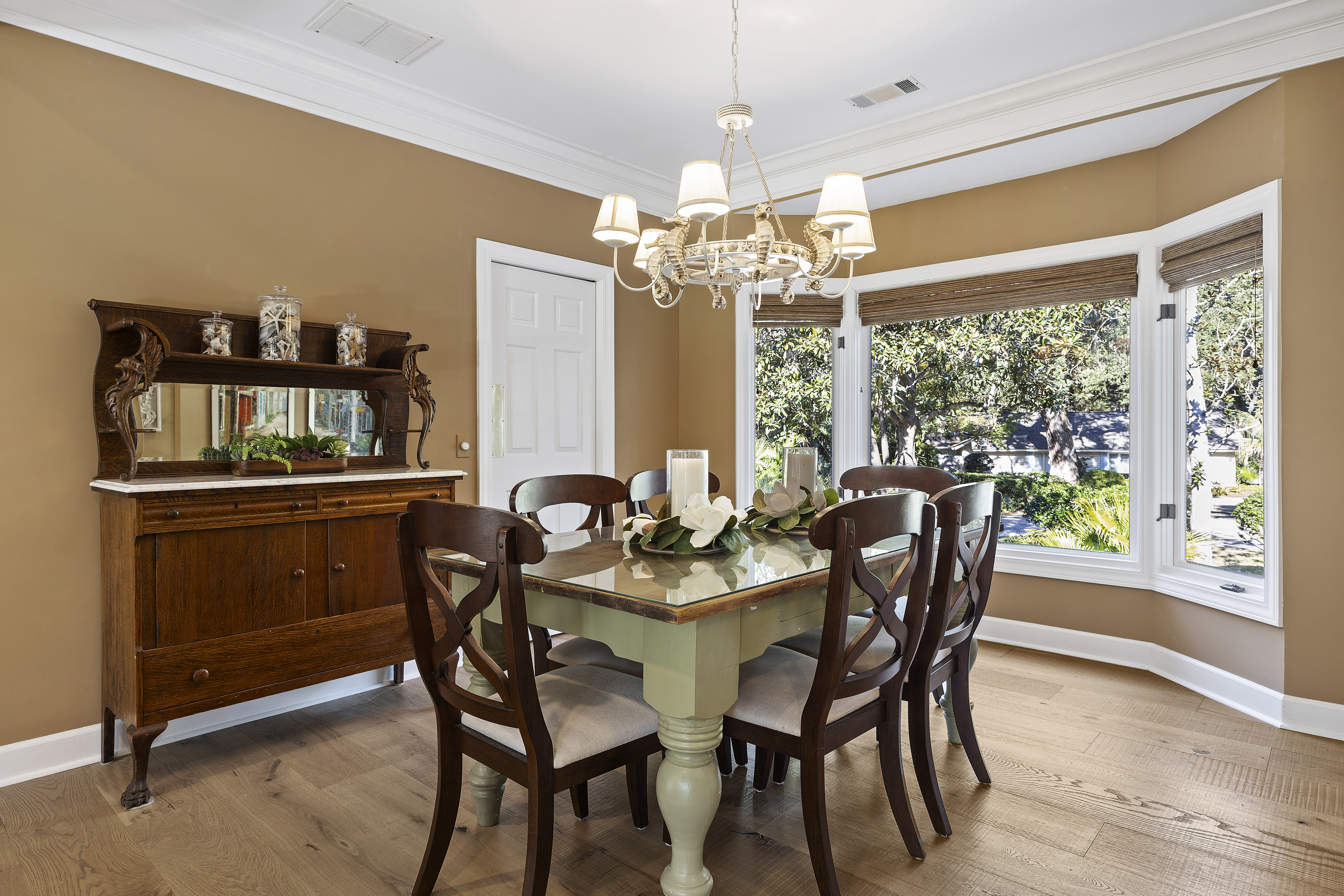 2 Tupelo | Dining room with seating for 6
