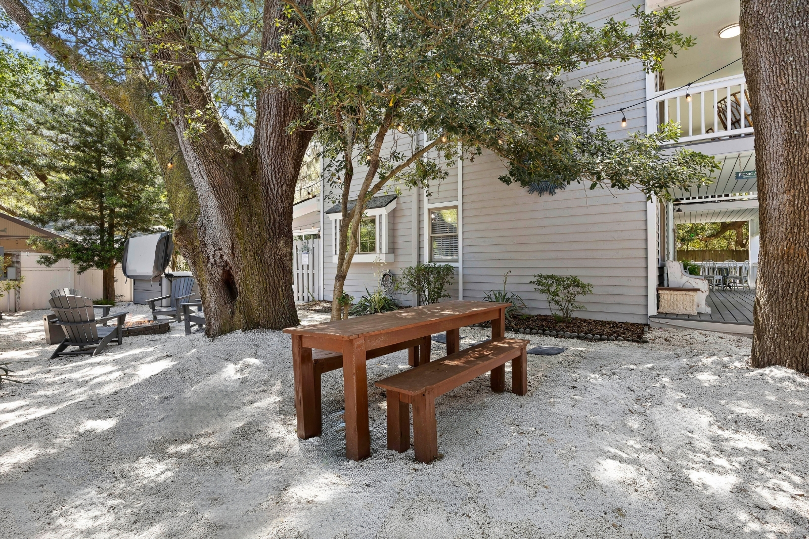 2 Azalea | Enjoy meals outdoors at the picnic style table