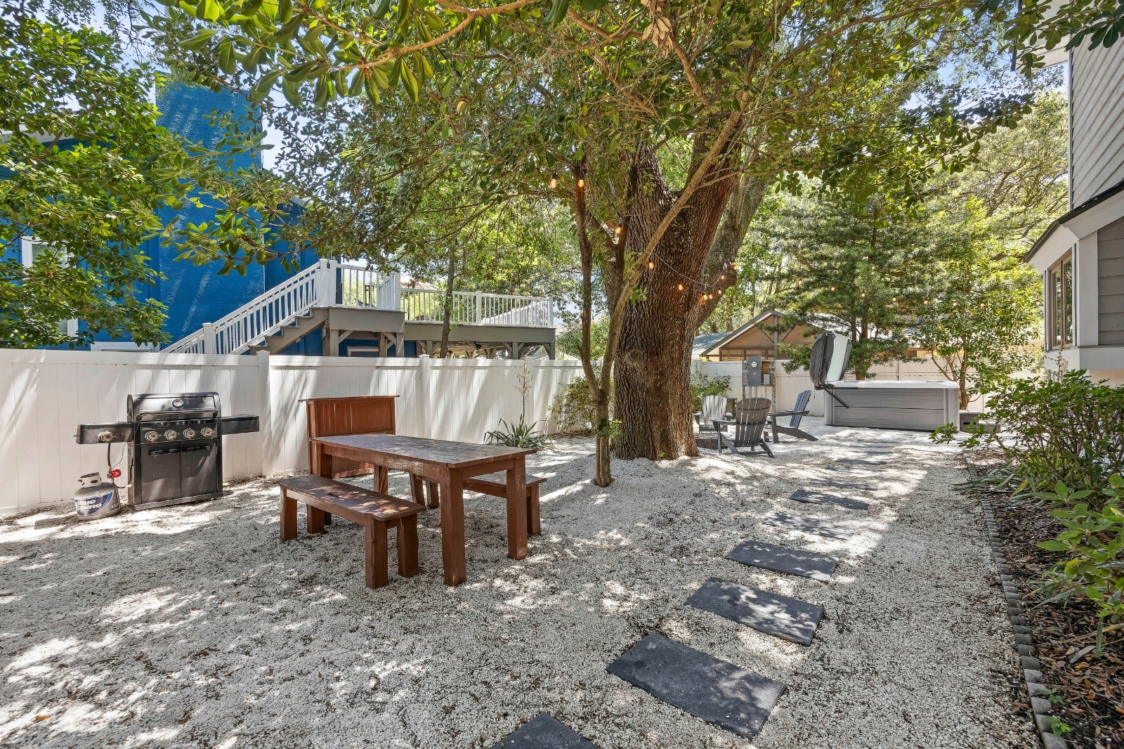2 Azalea | Enjoy meals outdoors at the picnic style table