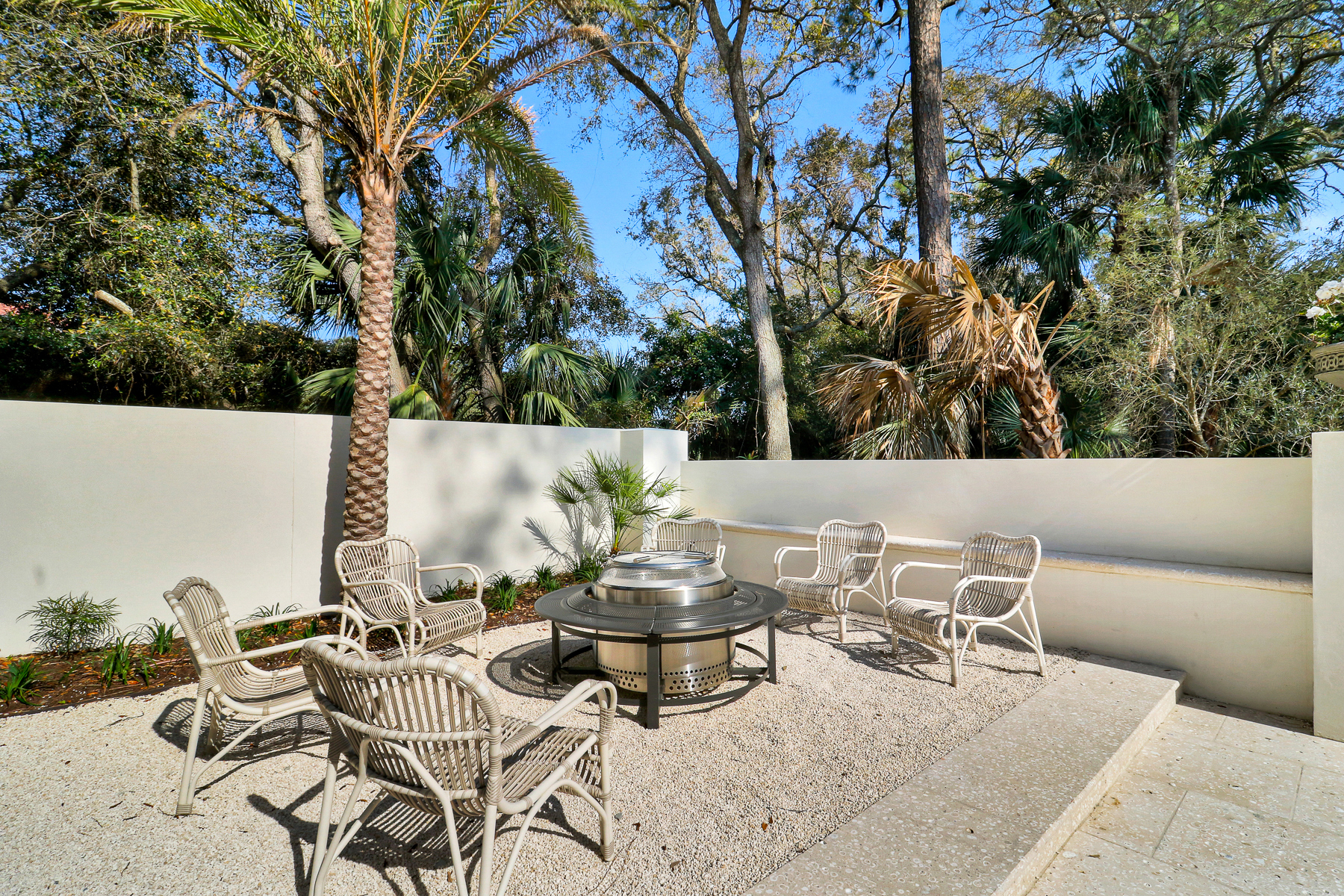 10 Cassina | Outdoor fire pit and seating