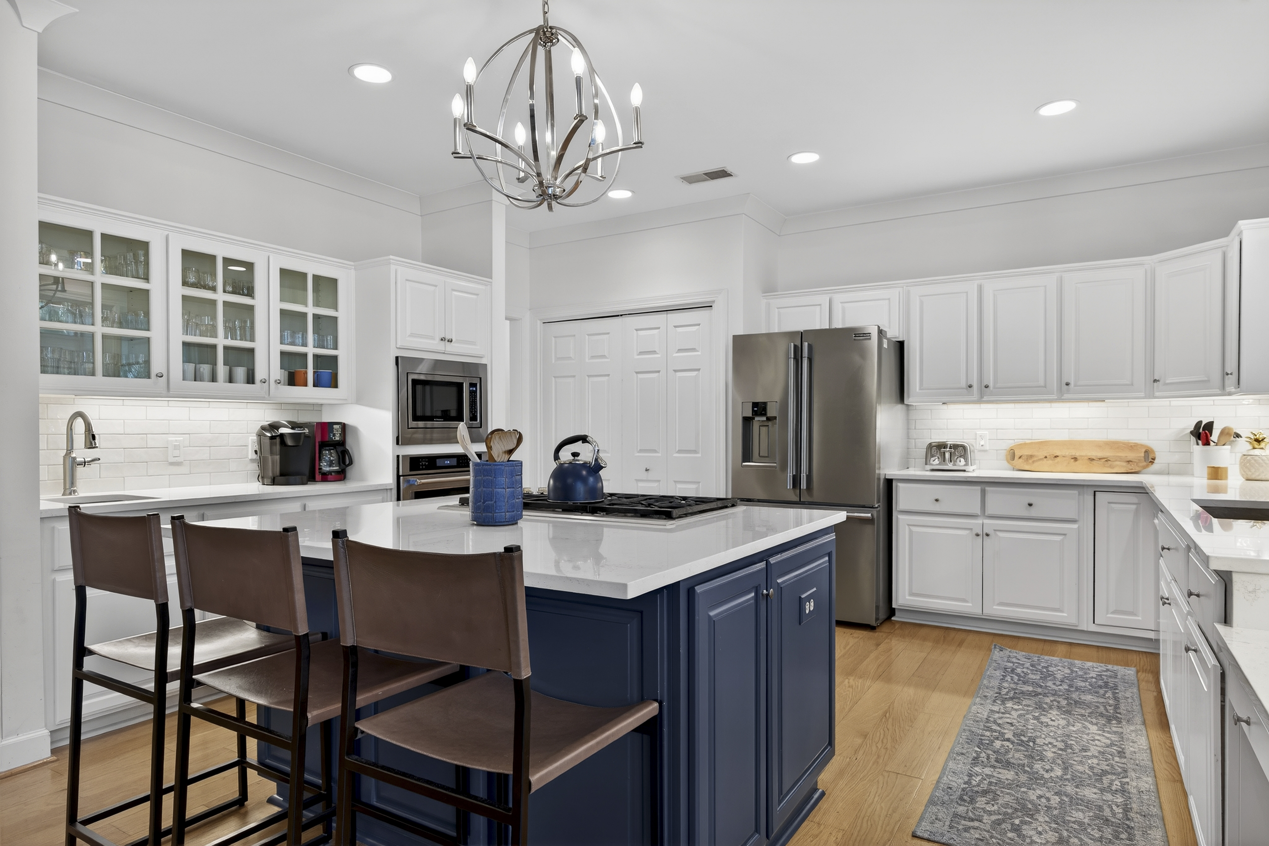 36 Red Oak | Newly renovated kitchen w/ massive island 
