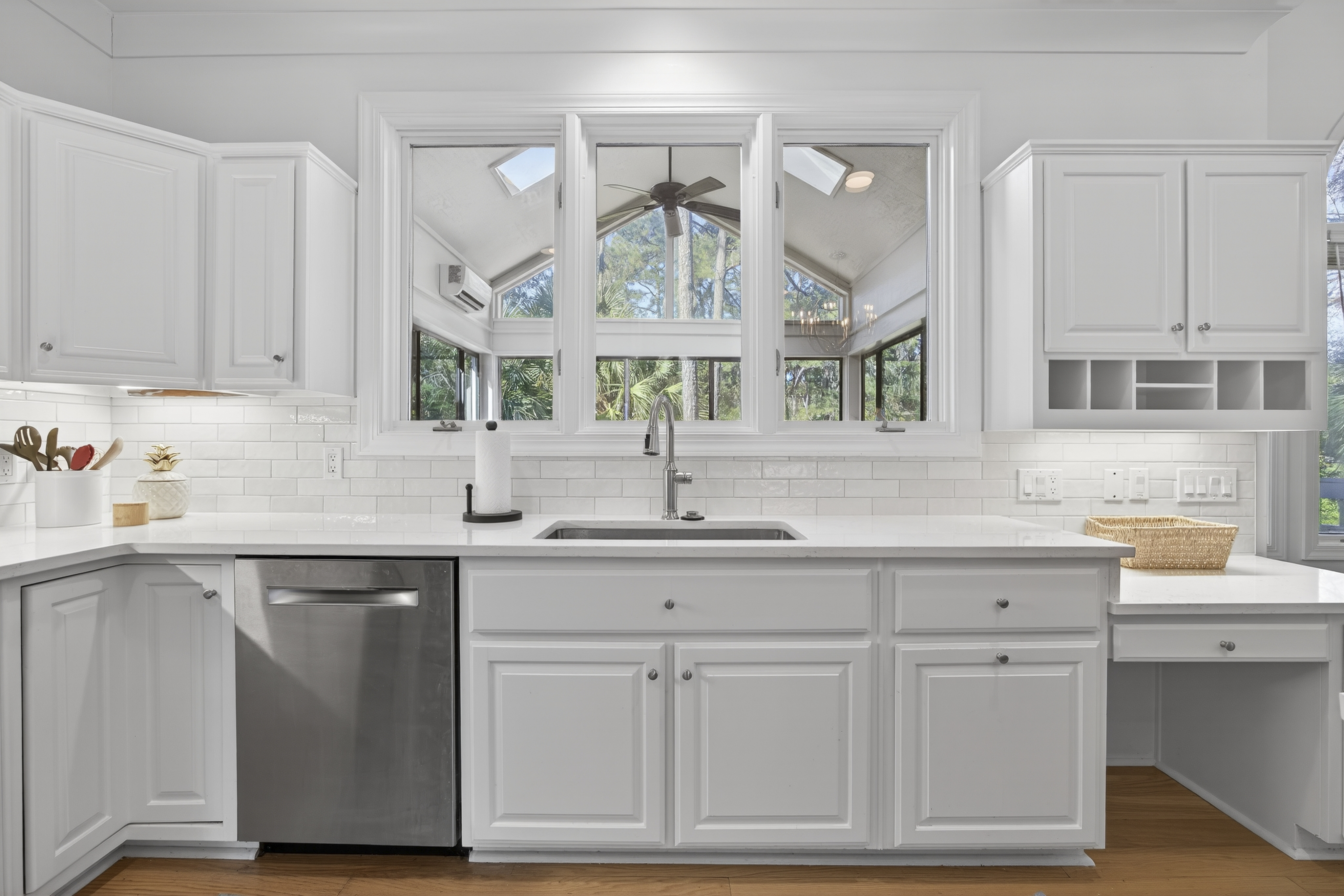 36 Red Oak | Newly renovated kitchen w/ stainless steel applianc