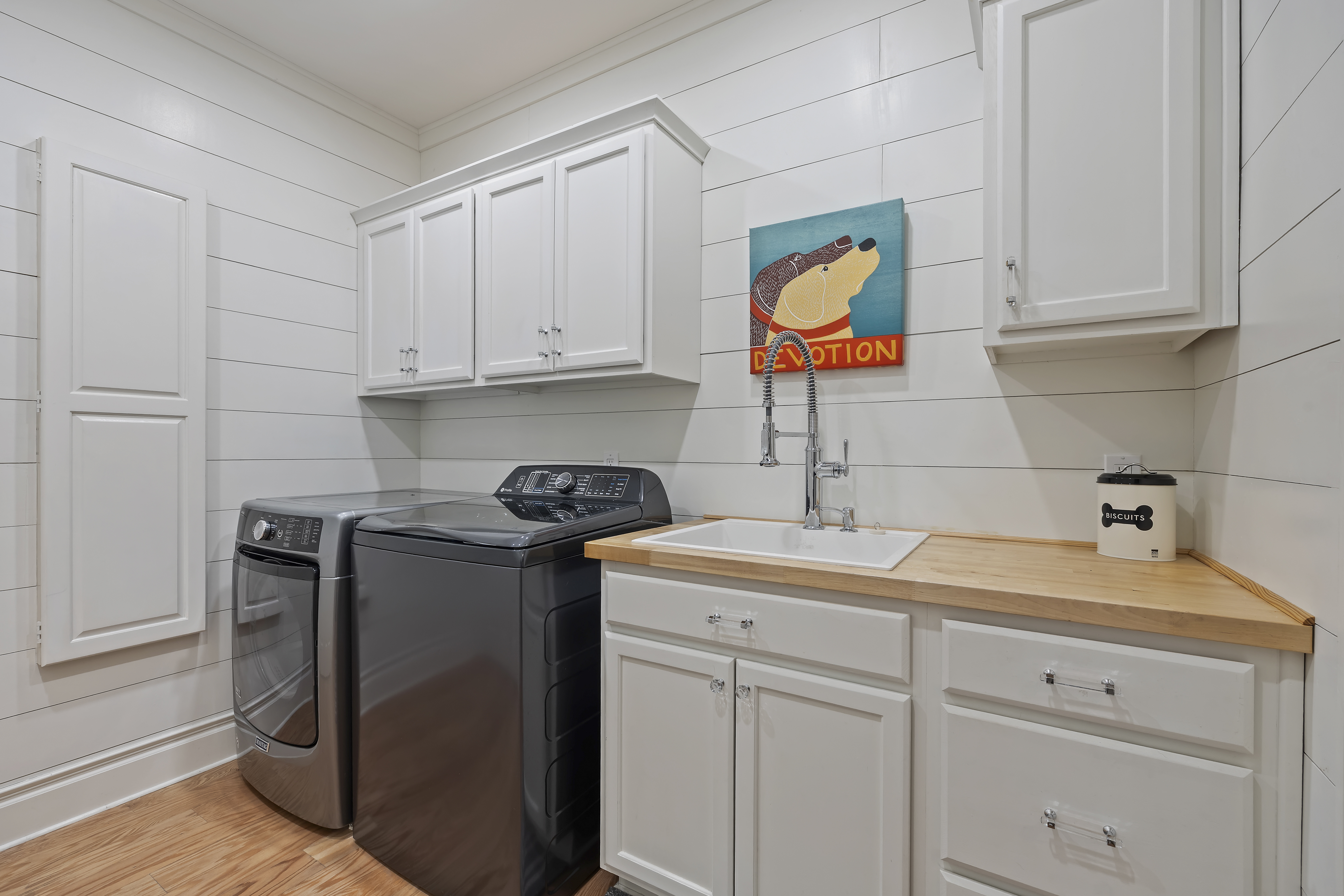 36 Red Oak | Laundry Room w/ washer and dryer
