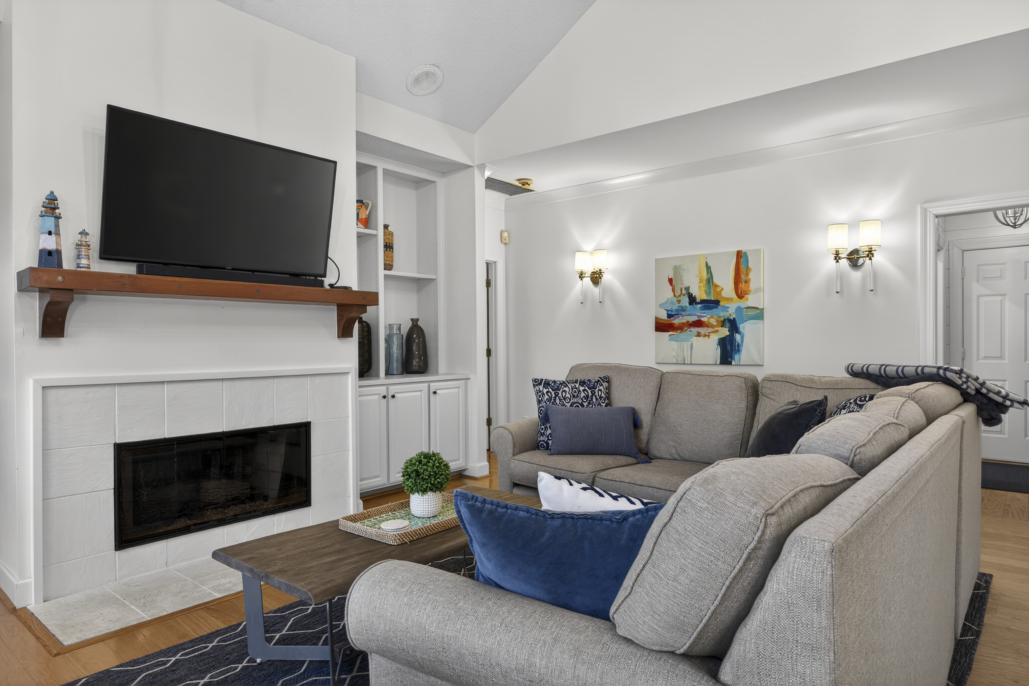 36 Red Oak | Main living room w/ ample seating & smart TV