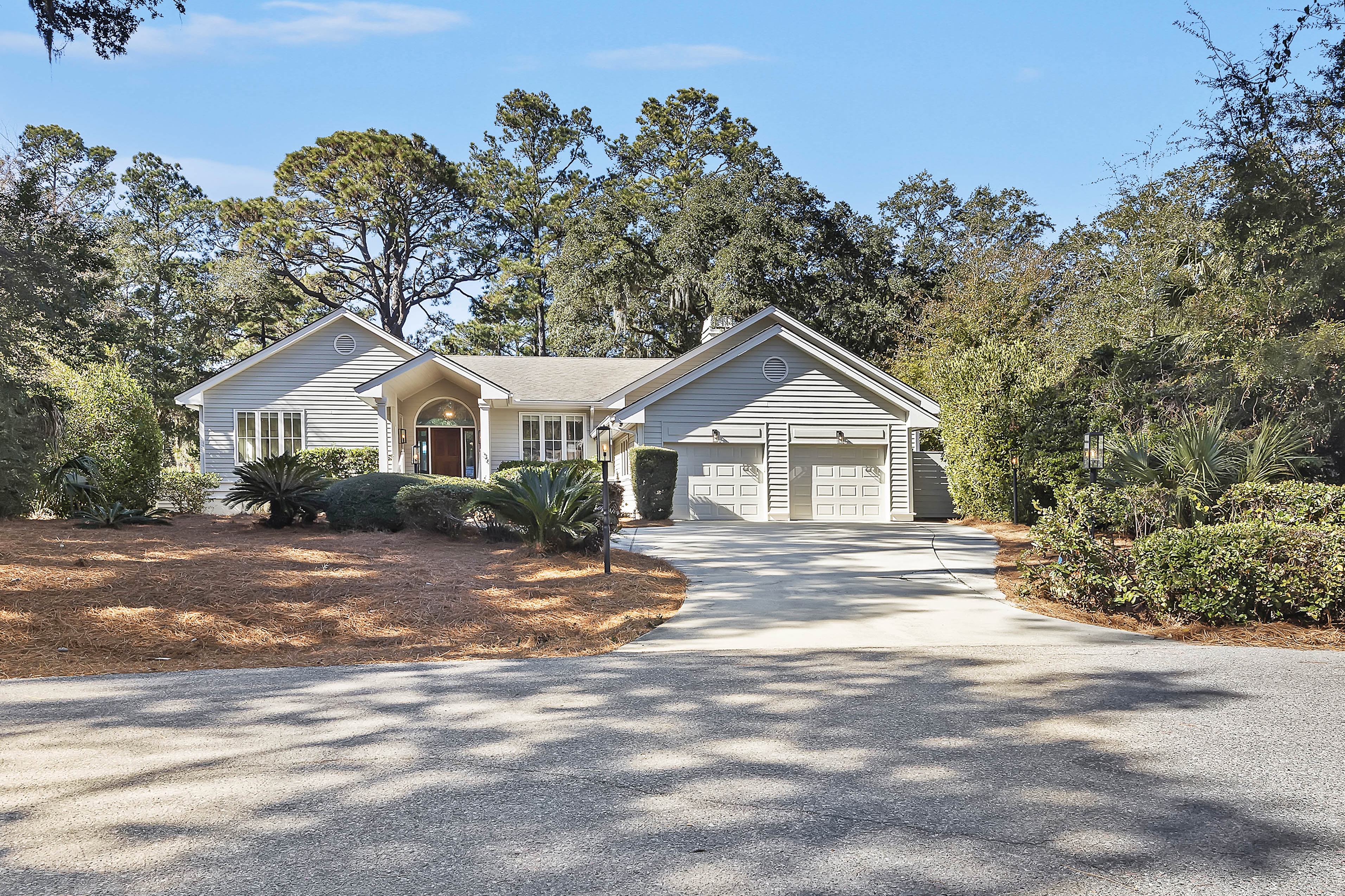 36 Red Oak | Stunning newly painted exterior