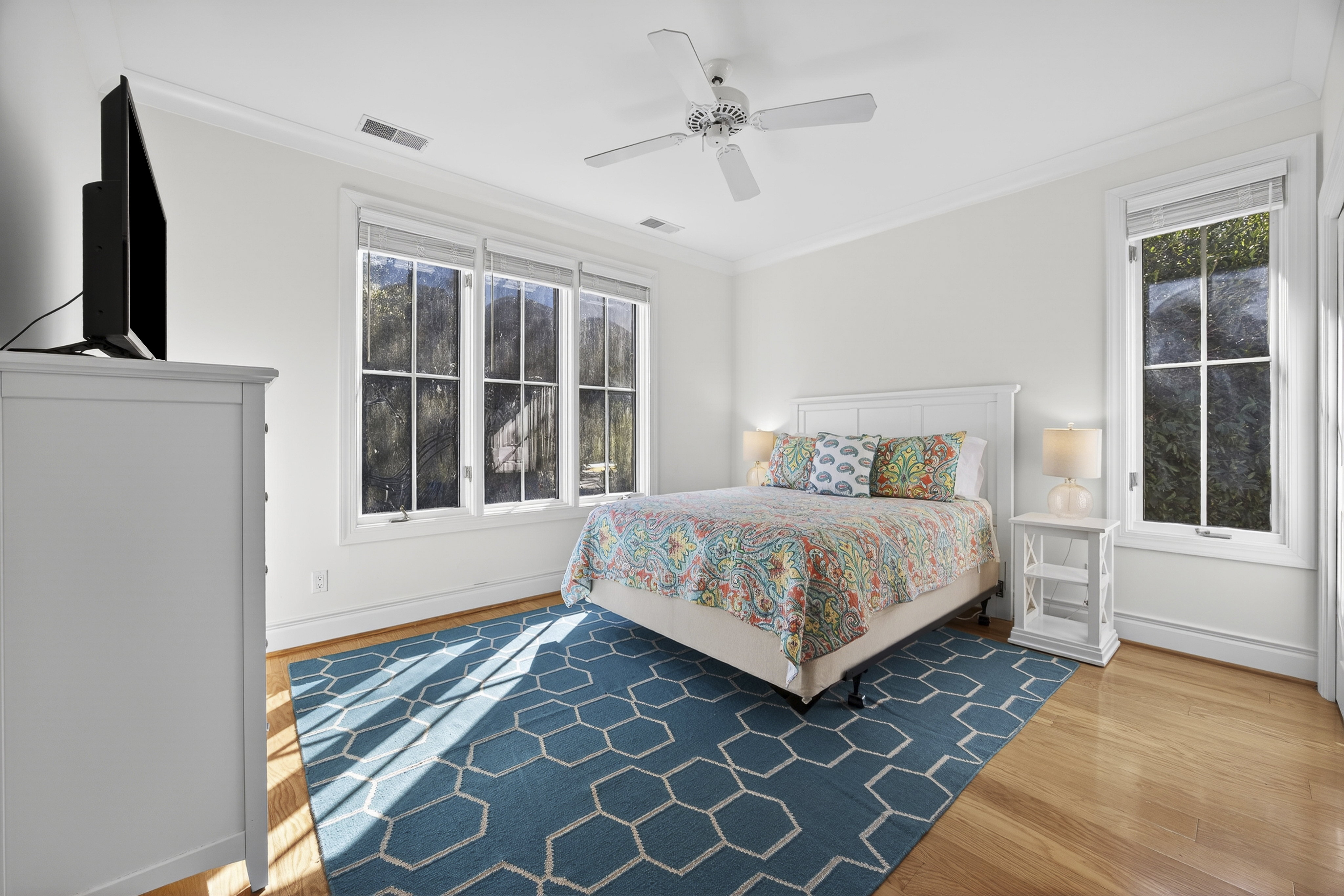 36 Red Oak | Bedroom 2 w/ Queen bed & smart tv